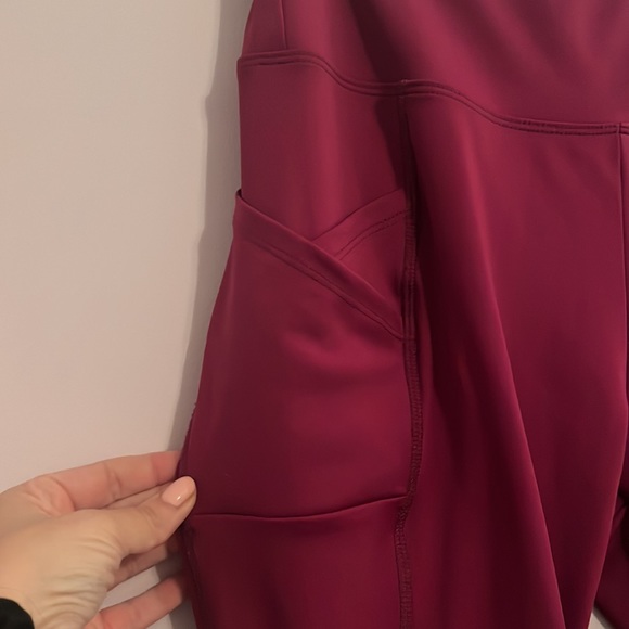 Bally Total Fitness Size L workout capris with sheer crosscut detailing - Picture 3 of 5